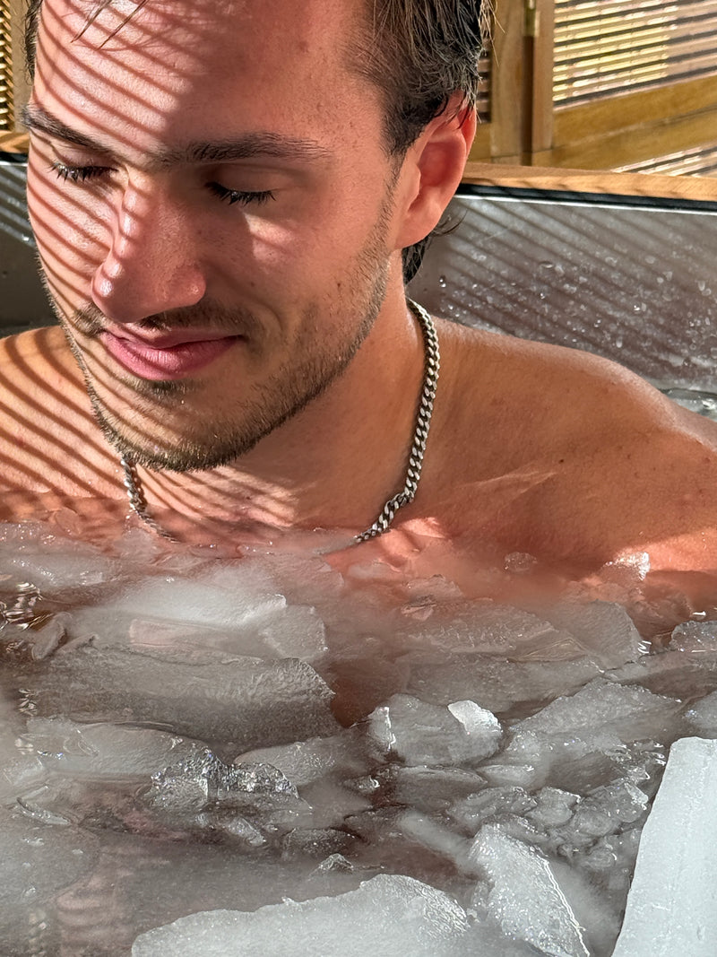 Besucher mit Kaffeetasse im qoob8 Eisbad mit echtem Eis im Showroom Düsseldorf