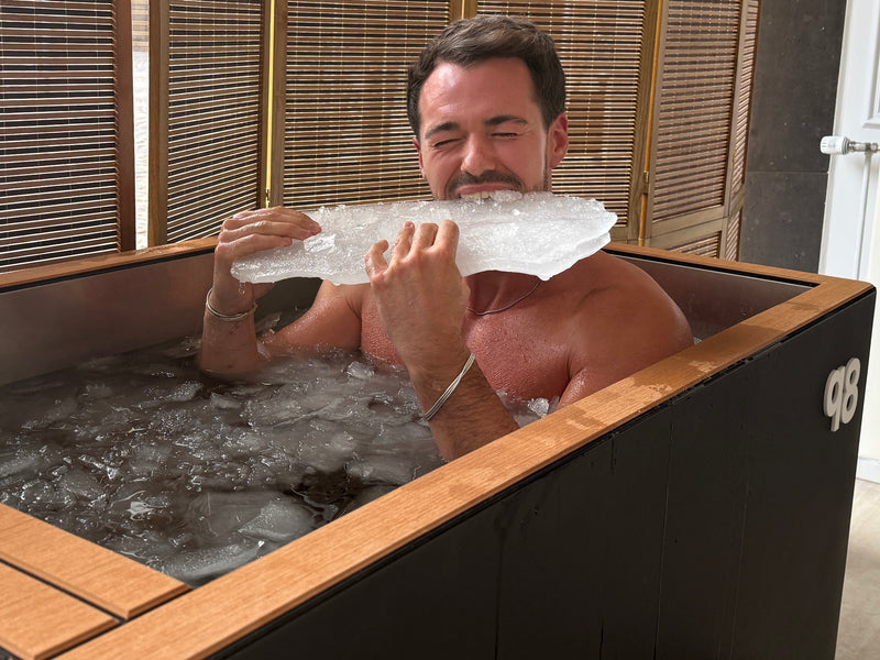 Besucher im qoob8 Eisbad mit echtem Eis im Showroom Düsseldorf