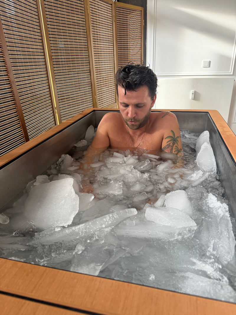 Besucher entspannt im qoob8 Eisbad mit echtem Eis im Showroom Düsseldorf