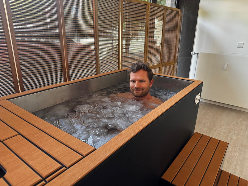 Besucher im qoob8 Eisbad mit echtem Eis im Showroom Düsseldorf
